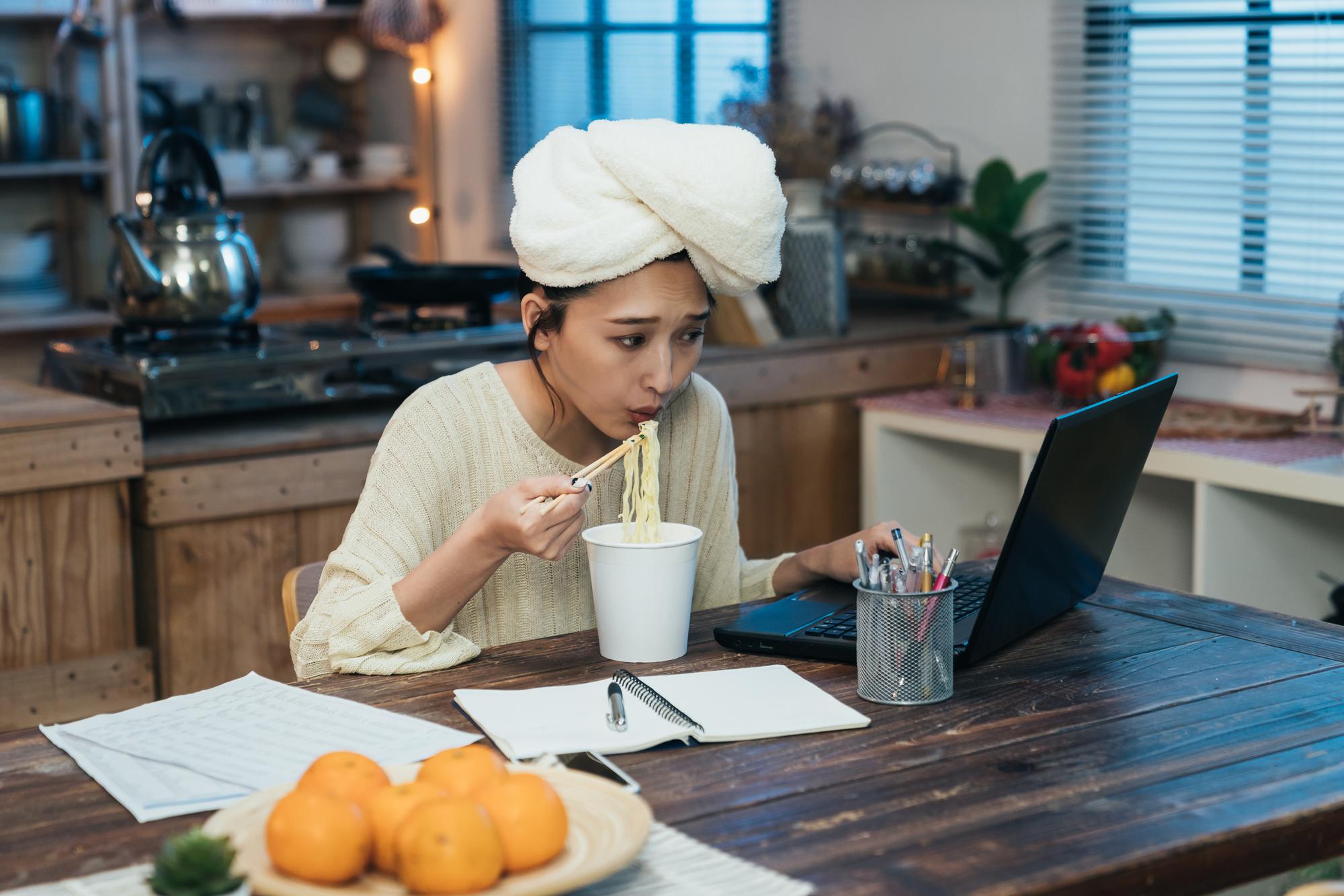 Studente che segue corso online da cucina domestica